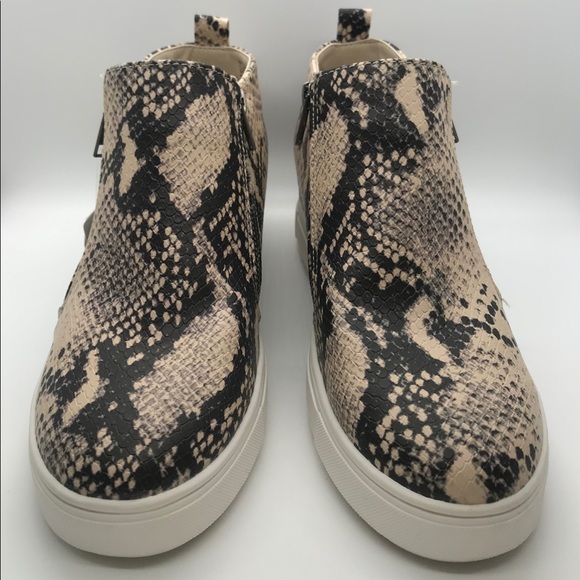 Women’s Fashion Sneakers - Picture 4 of 5